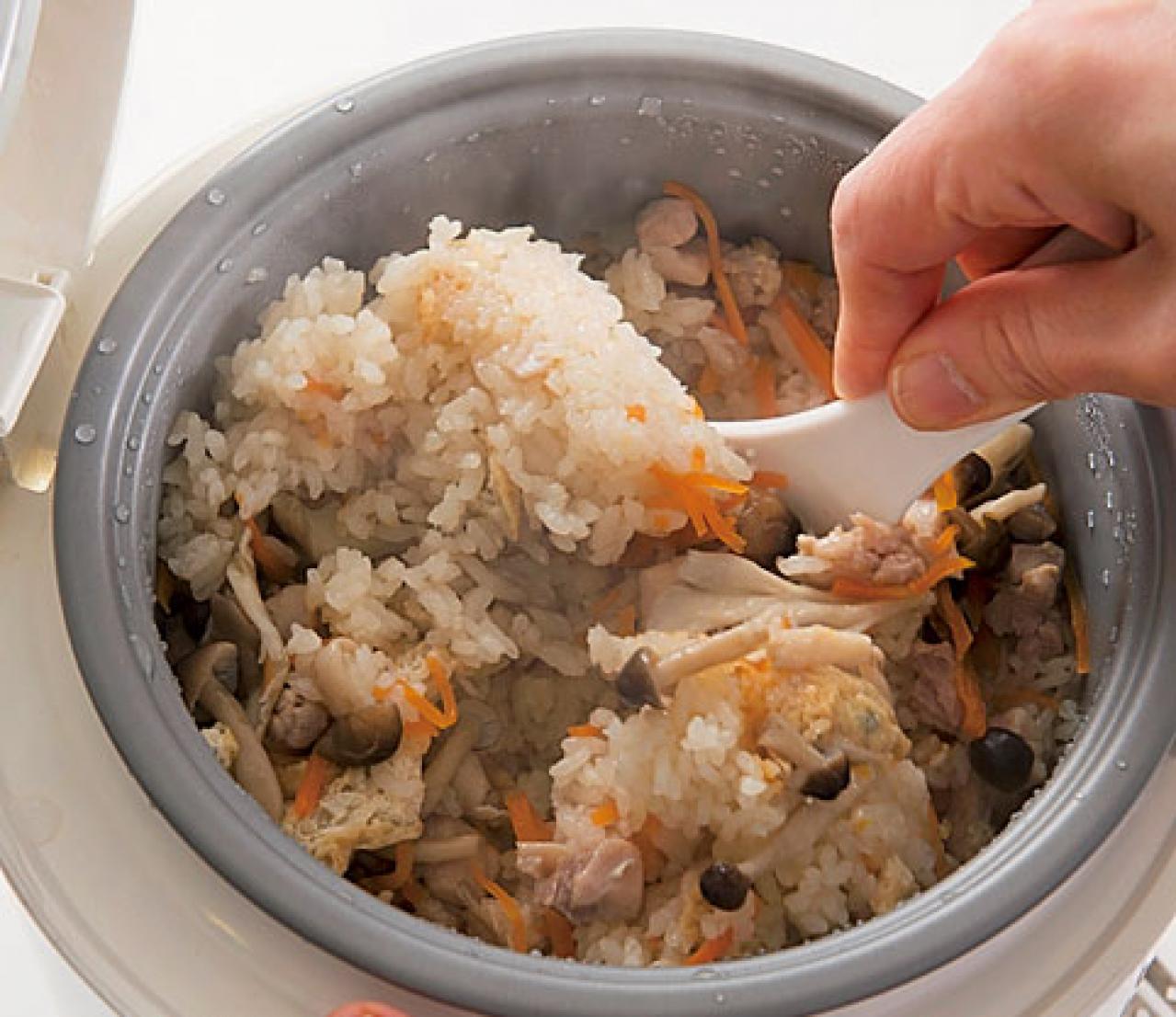 「きのこの炊き込みご飯」をフライパンで作る！　炊飯器不要で洗い物も手間も最小限。具を煮て炊飯まで一気に調理（画像8）