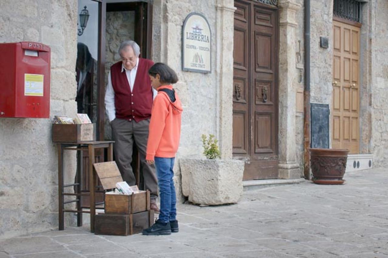 【中野翠のCINEMAコラム】イタリアの美しい村を舞台に、古書店の店主と移民の少年の友情を描く『丘の上の本屋さん』（画像2）