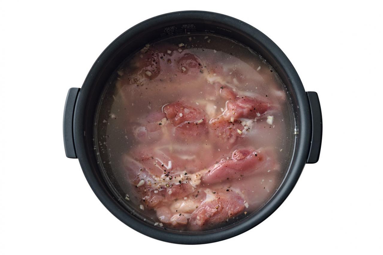 炊飯器で「シンガポールチキンライス」が簡単！鶏肉のうまみがごはんにしみてると大反響（画像2）