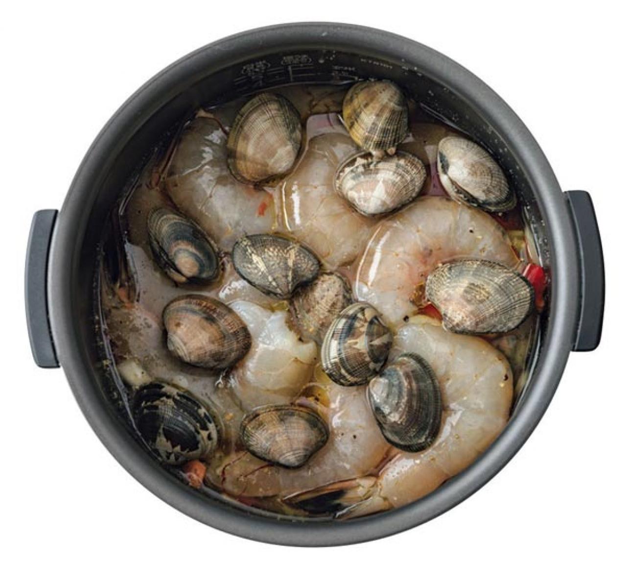 【炊飯器で作る】パエリアがジューシーで絶品！魚介の旨味たっぷりのご馳走がほったらかしで完成（画像2）