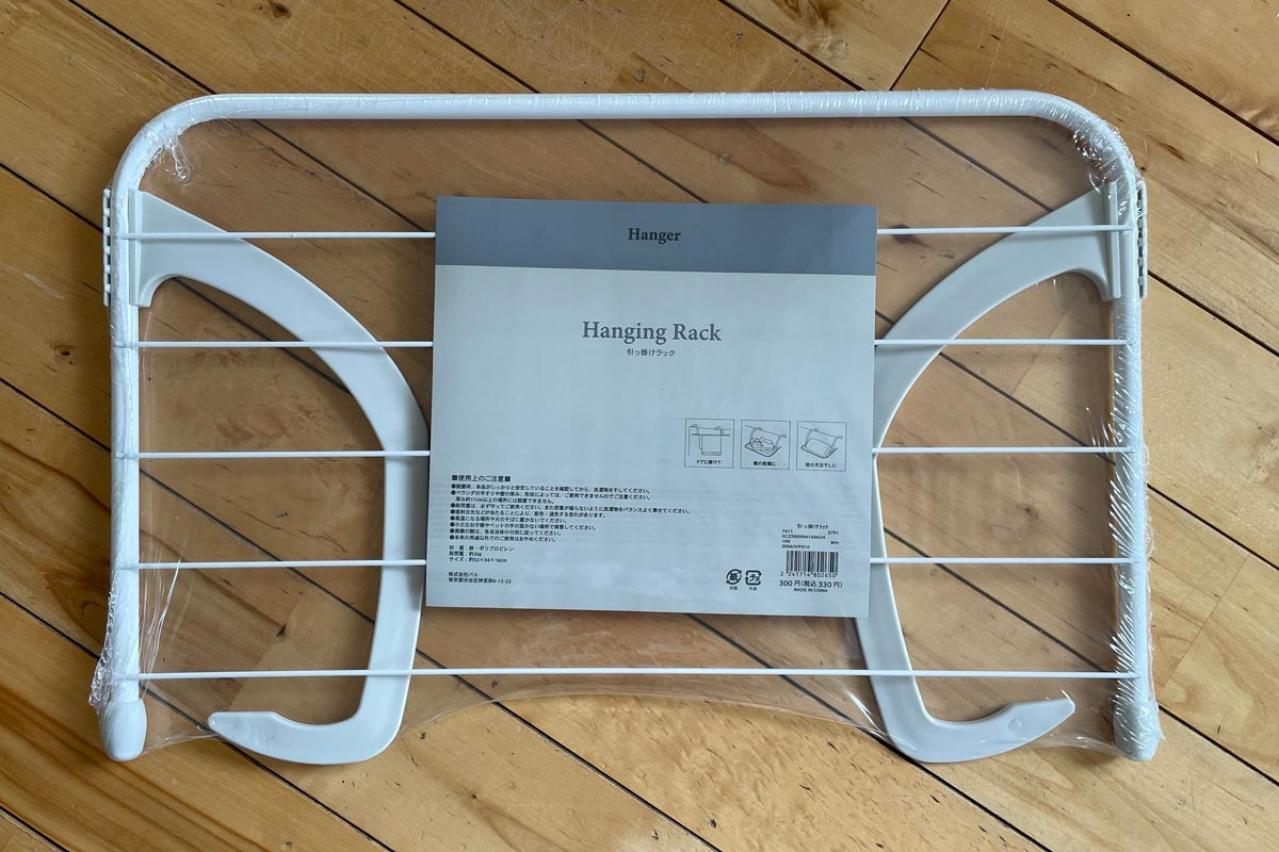 【スリコ】の引っ掛けラックなら、シワもクセも、ハンカチ干しの悩みがラクラク解決！　（画像2）