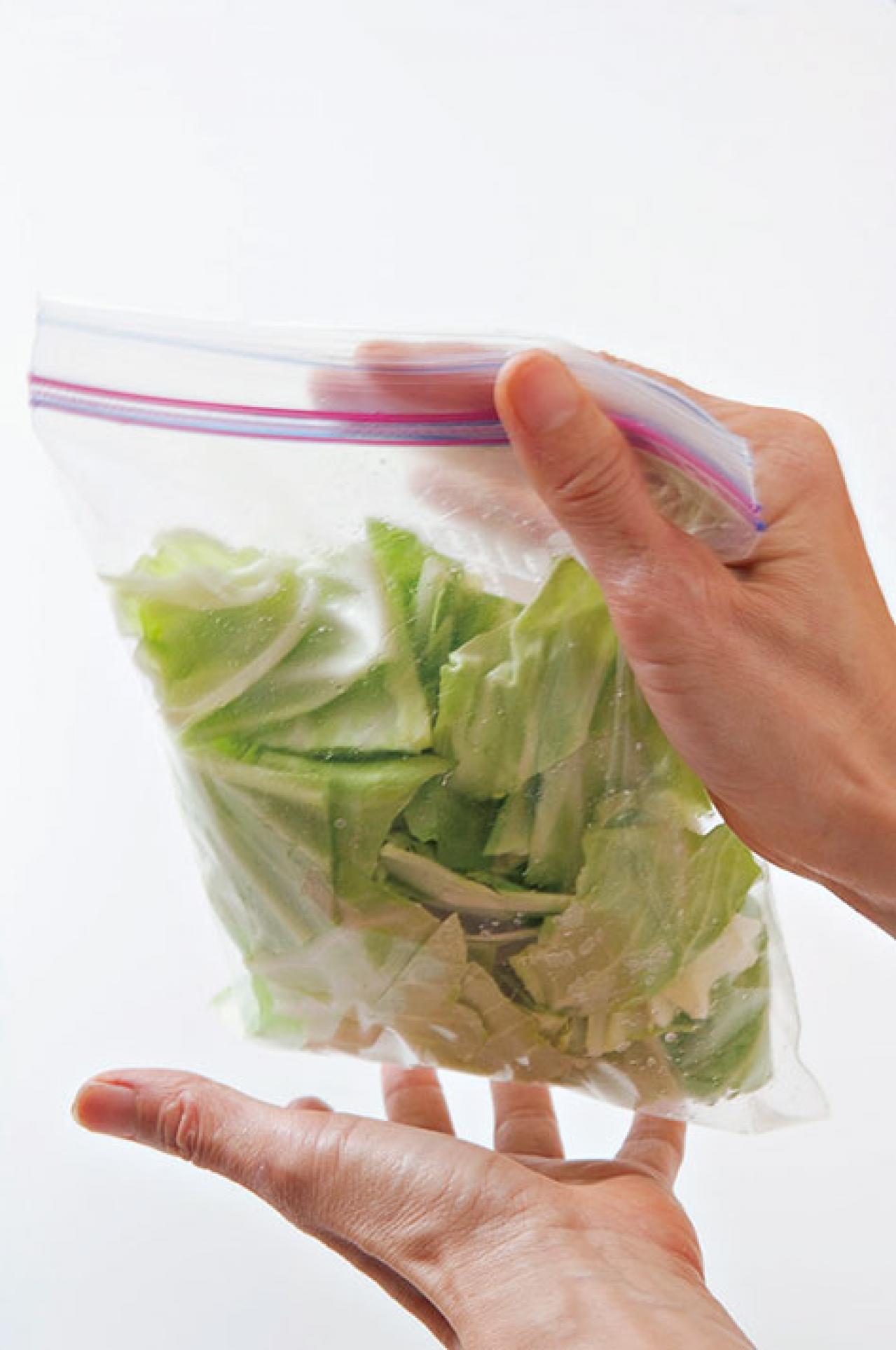 たった15分で漬け上がる！【キャベツの浅漬け】はサラダを作るよりも簡単。おいしくてキャベツの大量消費にも（画像3）