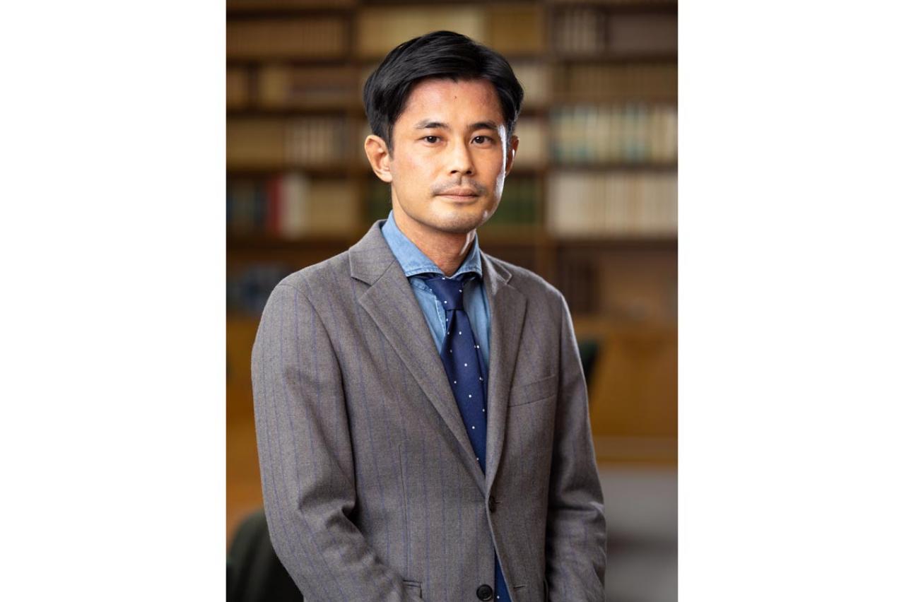 現役書店員で、23年芥川賞受賞。佐藤厚志さんが『荒地の家族』で描く、被災地に暮らす植木職人の心の風景