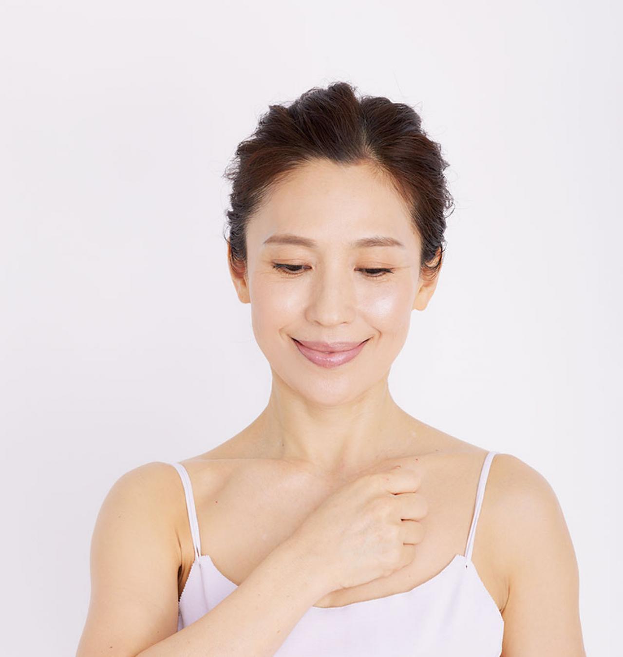 デコルテをほぐして【たるみ】を解消！　話題の筋膜リフトケアを佐藤由美子さんが伝授（画像2）