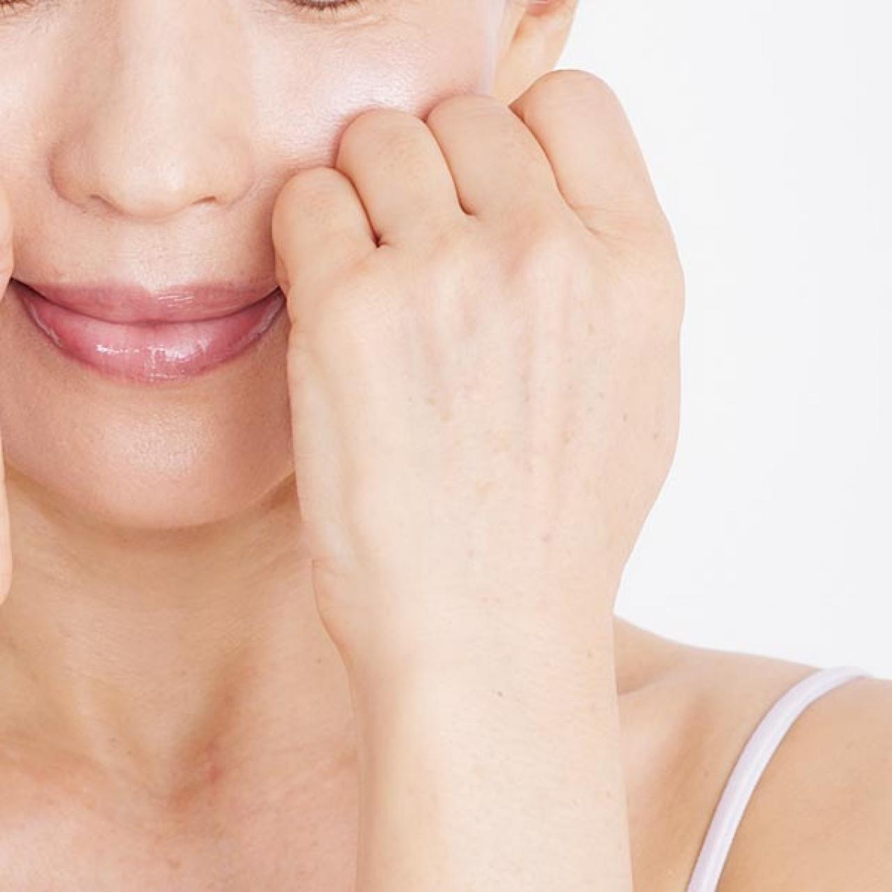 デコルテをほぐして【たるみ】を解消！　話題の筋膜リフトケアを佐藤由美子さんが伝授（画像9）