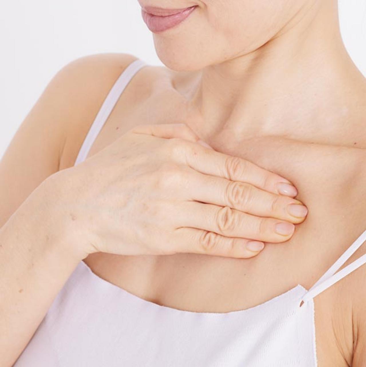 デコルテをほぐして【たるみ】を解消！　話題の筋膜リフトケアを佐藤由美子さんが伝授（画像8）