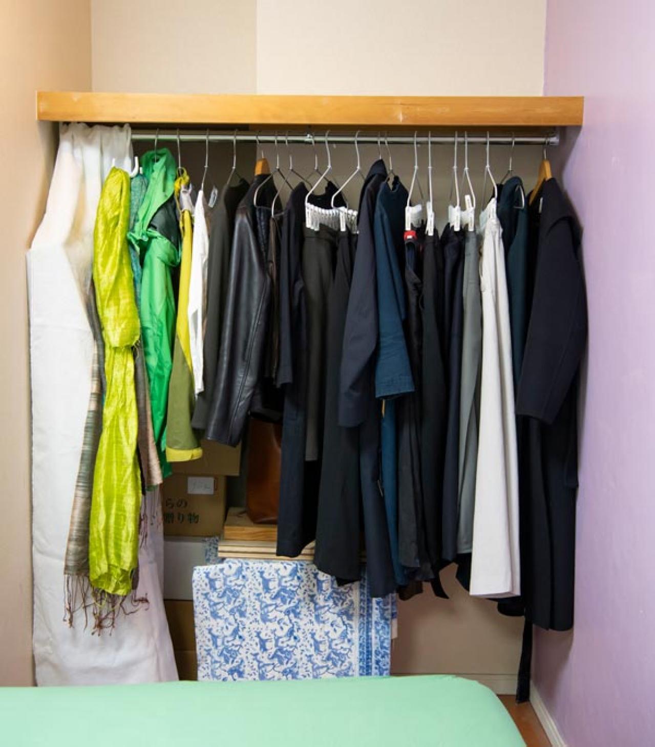 もう衣替えはしなくていい！【すっきり収納】のコツ。エッセイスト  金子由紀子さんの【持たない暮らし】（画像2）