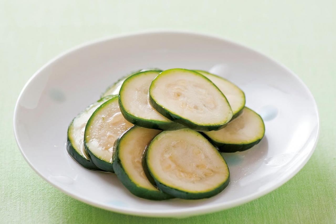 わずか15分で漬け上がる！【ズッキーニの浅漬け】は絶妙な中華風味。セロリ、チンゲンサイの浅漬けも