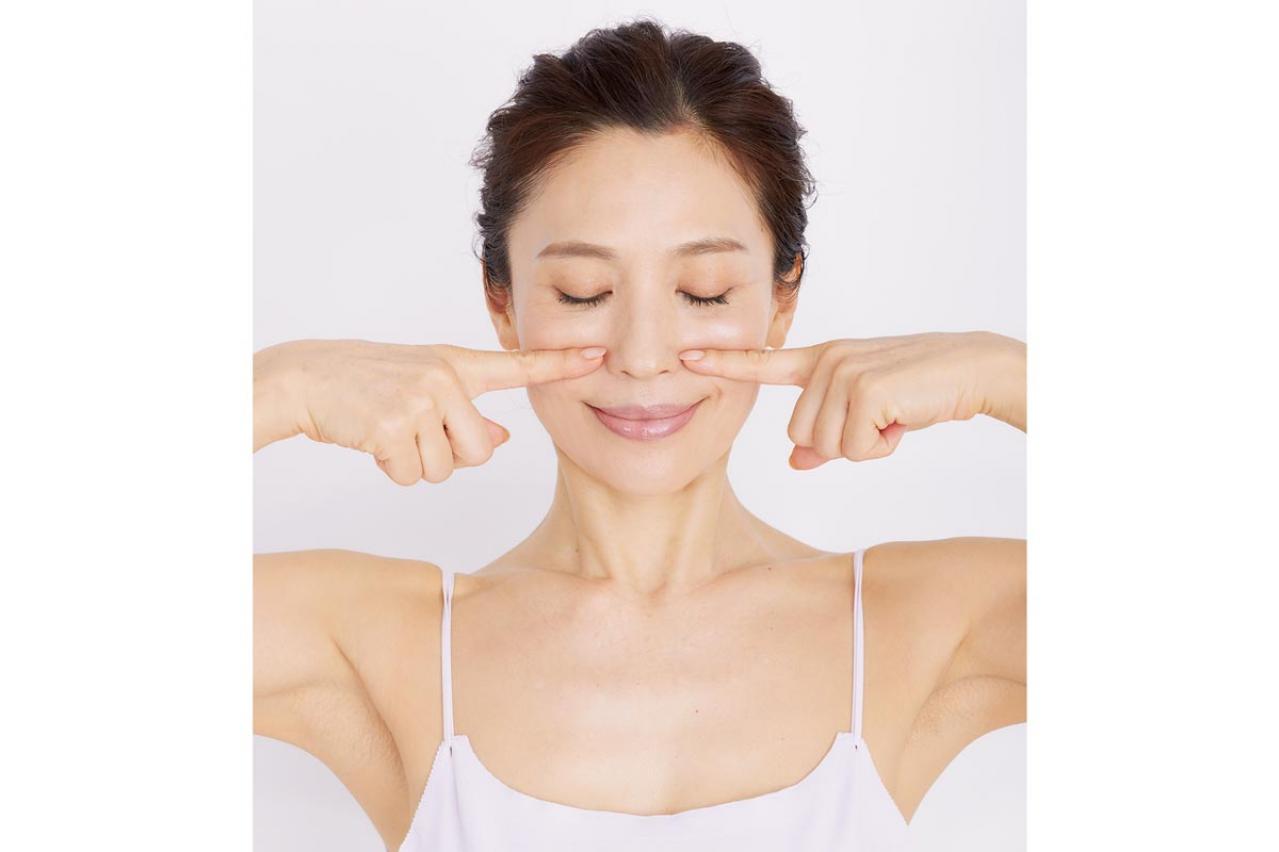 たるみとほうれい線を解消する、小鼻のわきのほぐし方。自分の手で整えるからいい、筋膜リフト美顔セルフケア