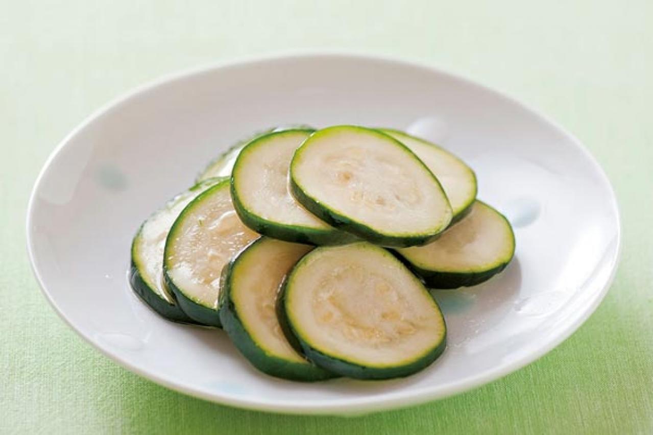 わずか15分で漬け上がる！【ズッキーニの浅漬け】は絶妙な中華風味。セロリ、チンゲンサイの浅漬けも（画像4）