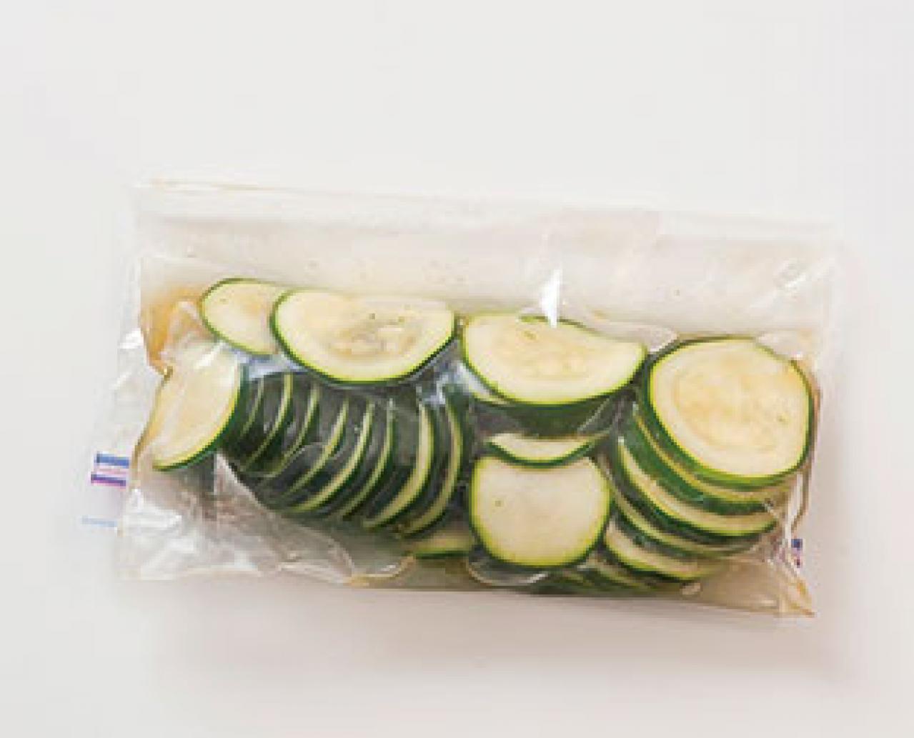 わずか15分で漬け上がる！【ズッキーニの浅漬け】は絶妙な中華風味。セロリ、チンゲンサイの浅漬けも（画像5）