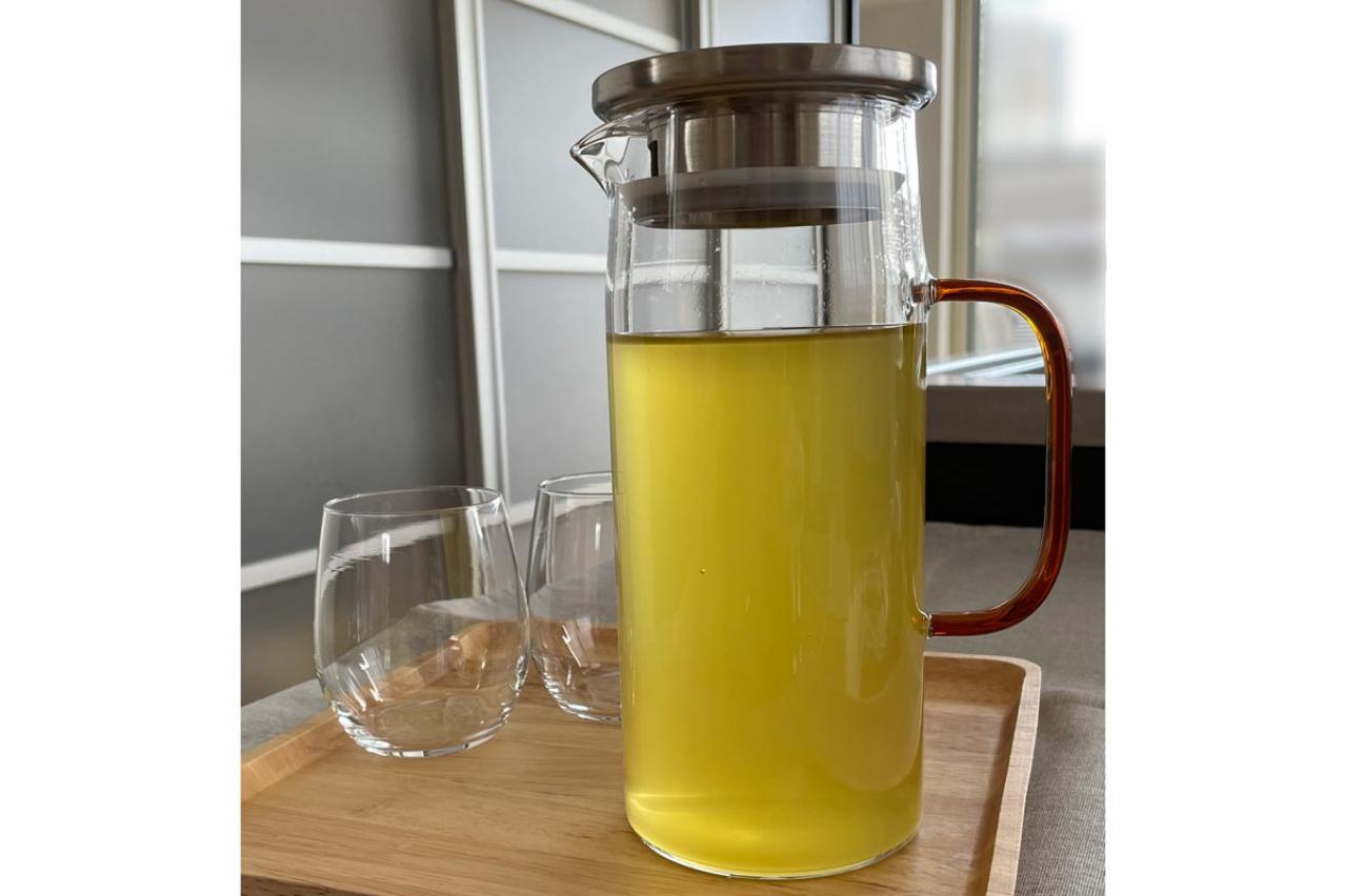 【スリコ】の耐熱ガラスピッチャー。小ぶりで液だれしない。クールなデザインで、ちょっと幸せ