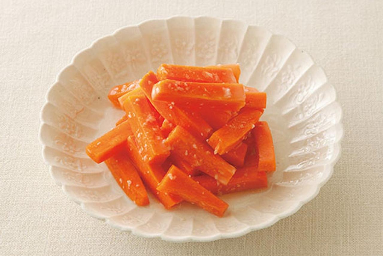 簡単手作り【にんじんの塩麹漬け】は、まろやかな味わいのヘルシー食。翌日食べられる