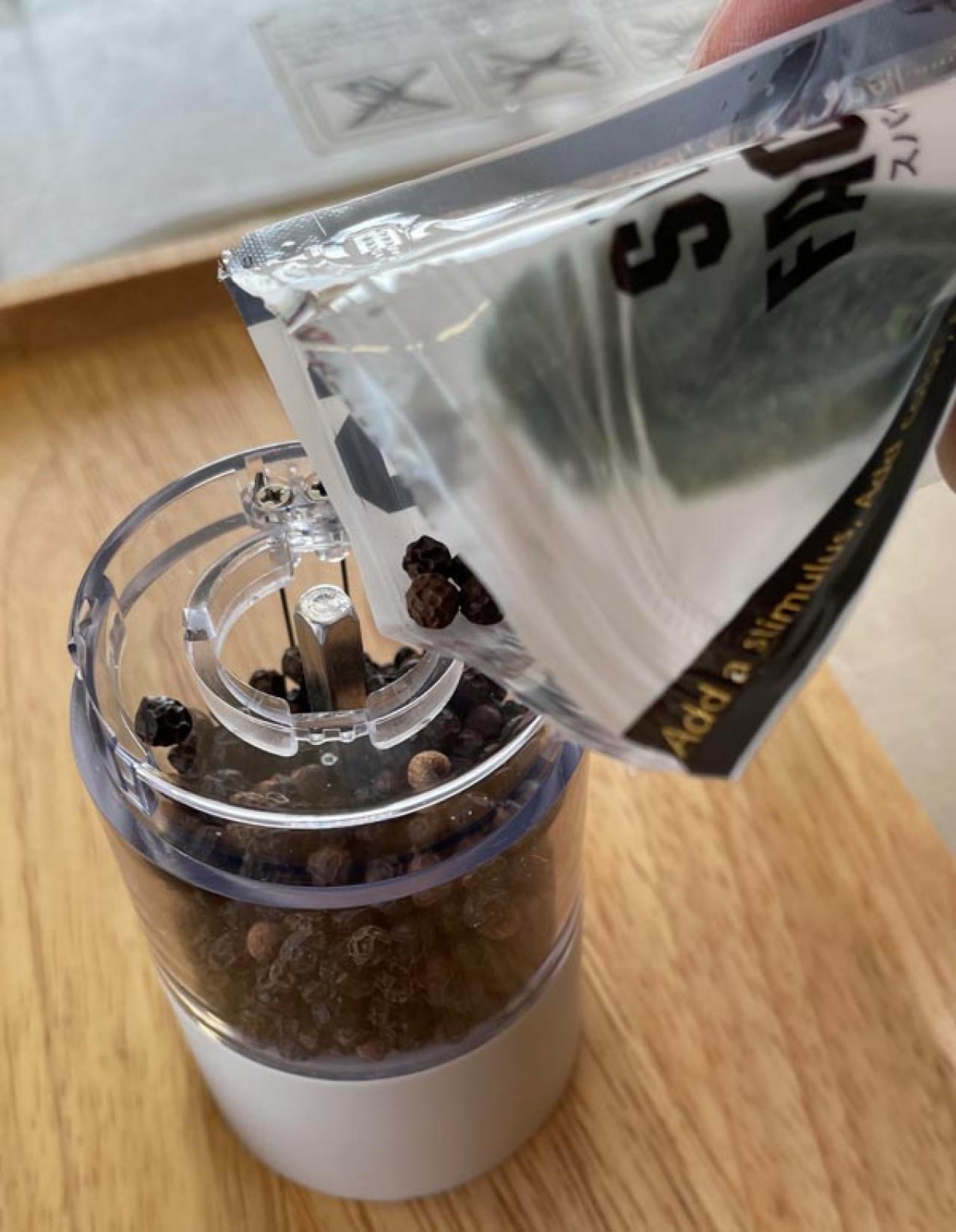 【スリコ】のおしゃれな「電動ミル」で調理力アップ！　片手で使える便利さと挽き加減がすばらしい（画像4）