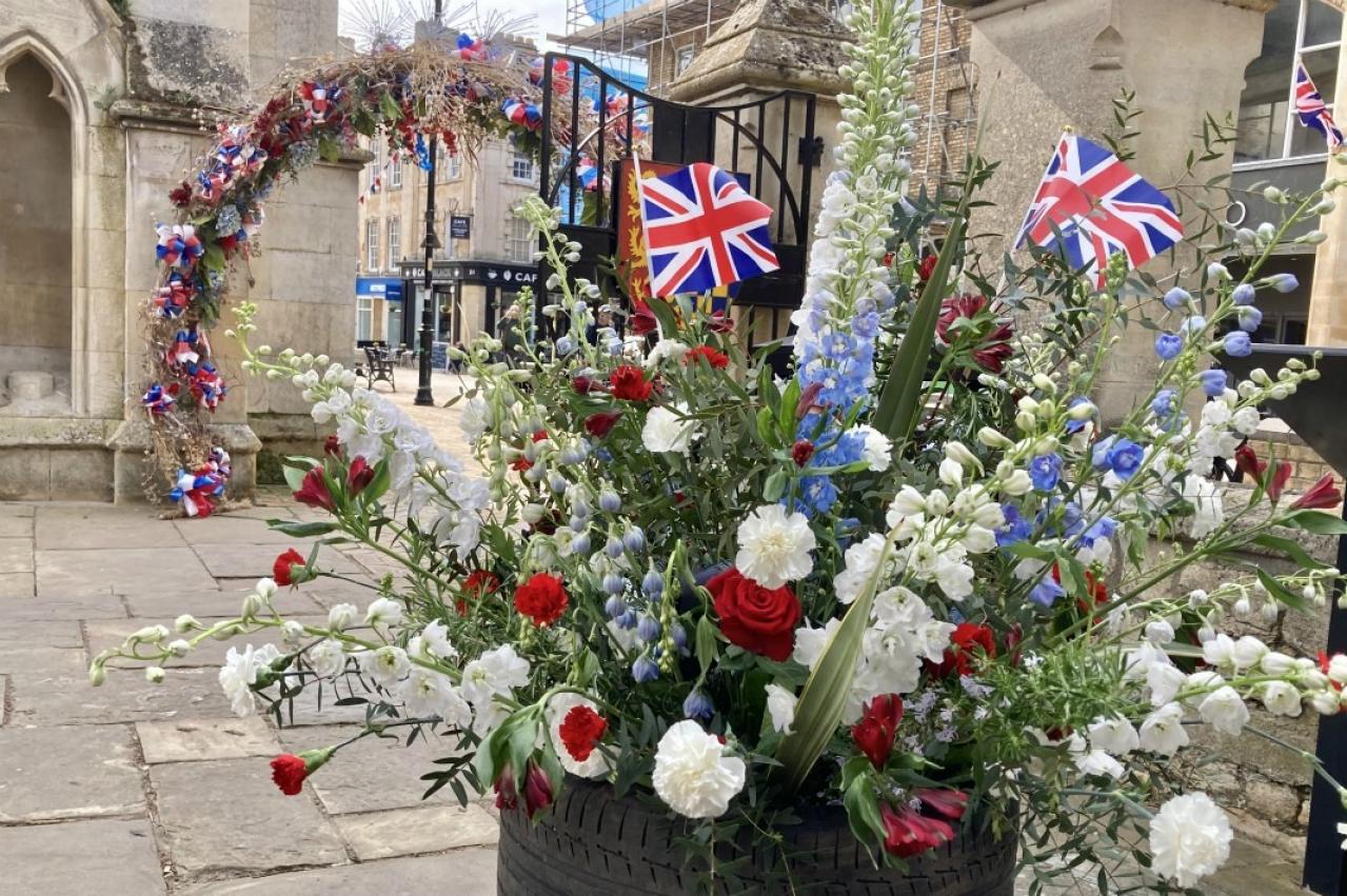 【英国流ガーデニング】イギリスの街中が花であふれたチャールズ国王の戴冠式