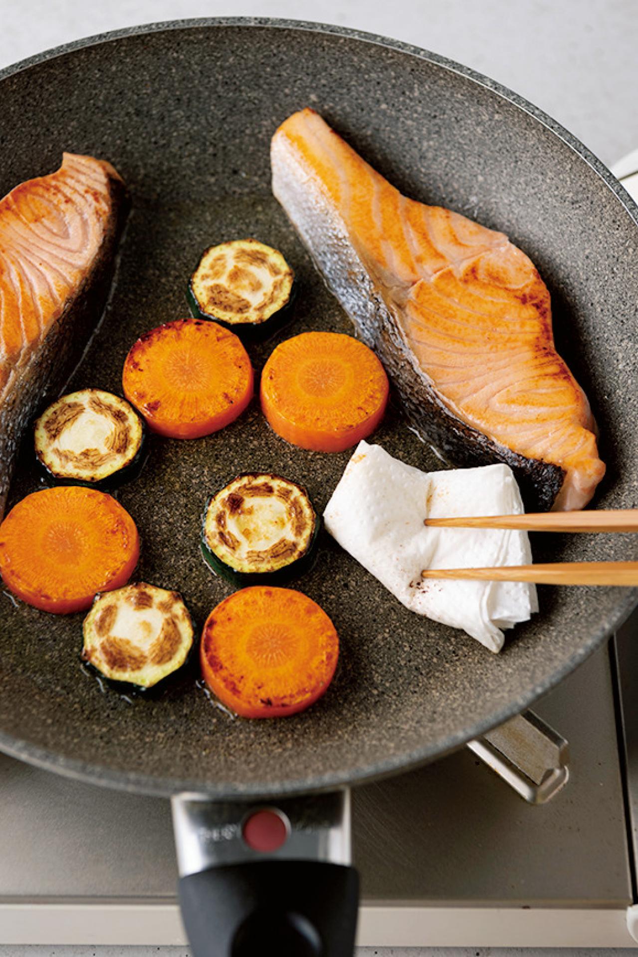 【切り身魚】が驚くほどふっくらやわらかく仕上がる！｜小田真規子さんの「塩と油で下味冷凍」（画像5）