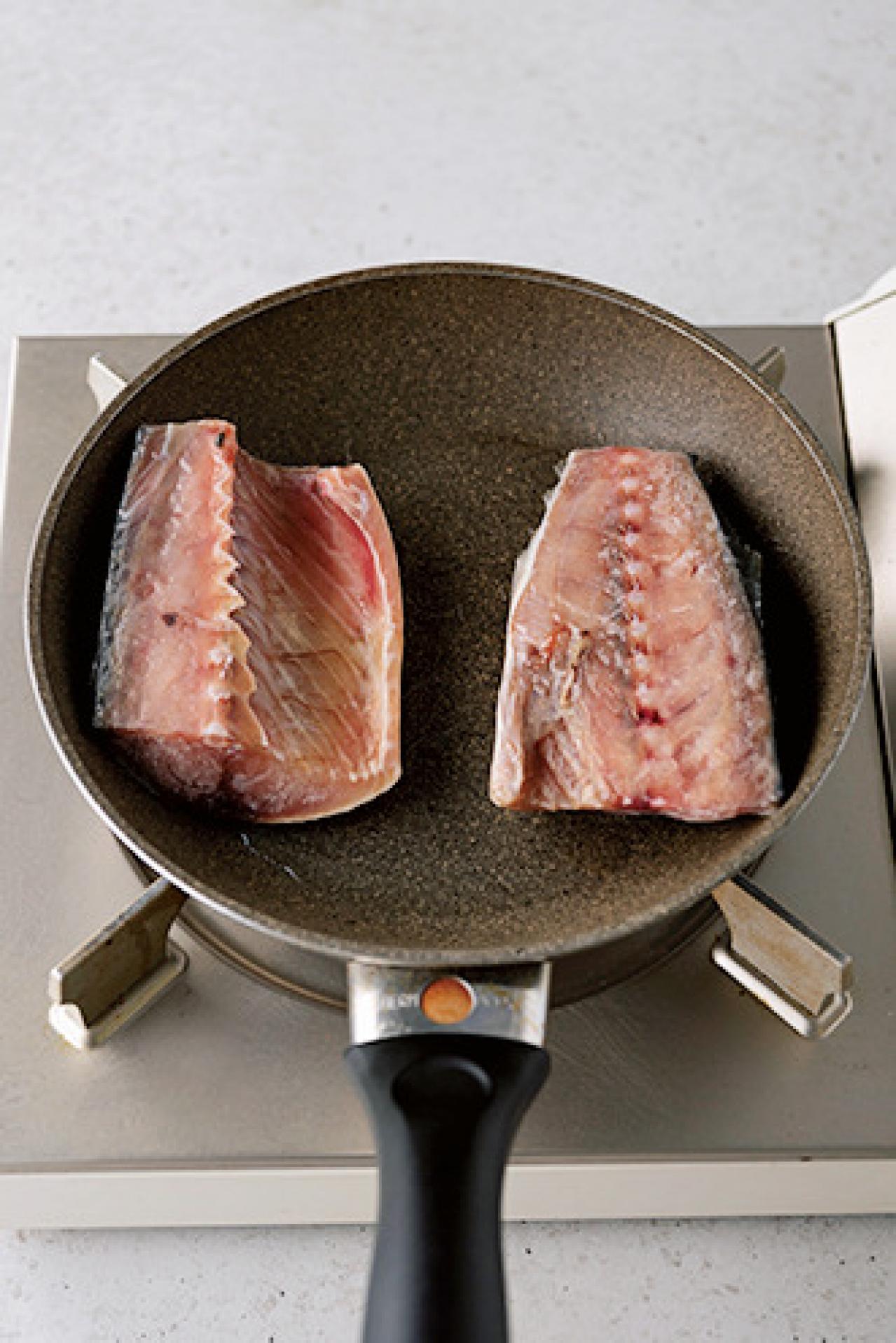 【切り身魚】が驚くほどふっくらやわらかく仕上がる！｜小田真規子さんの「塩と油で下味冷凍」（画像8）