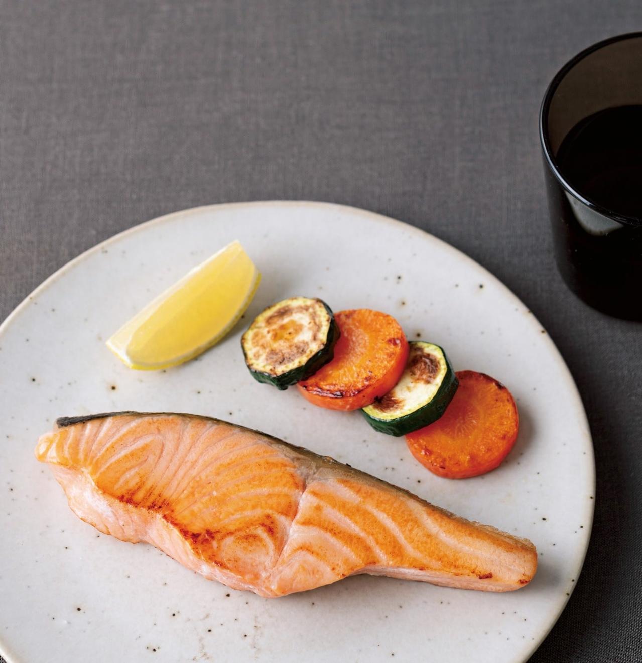 【切り身魚】が驚くほどふっくらやわらかく仕上がる！｜小田真規子さんの「塩と油で下味冷凍」（画像2）