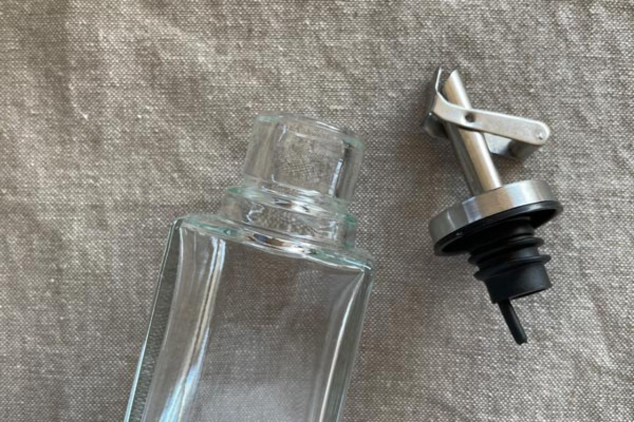 【スリコ】の「ワンハンドオイルビン」は、調理中に片手で使えて便利！プロっぽい形状＆液だれゼロで感動（画像3）