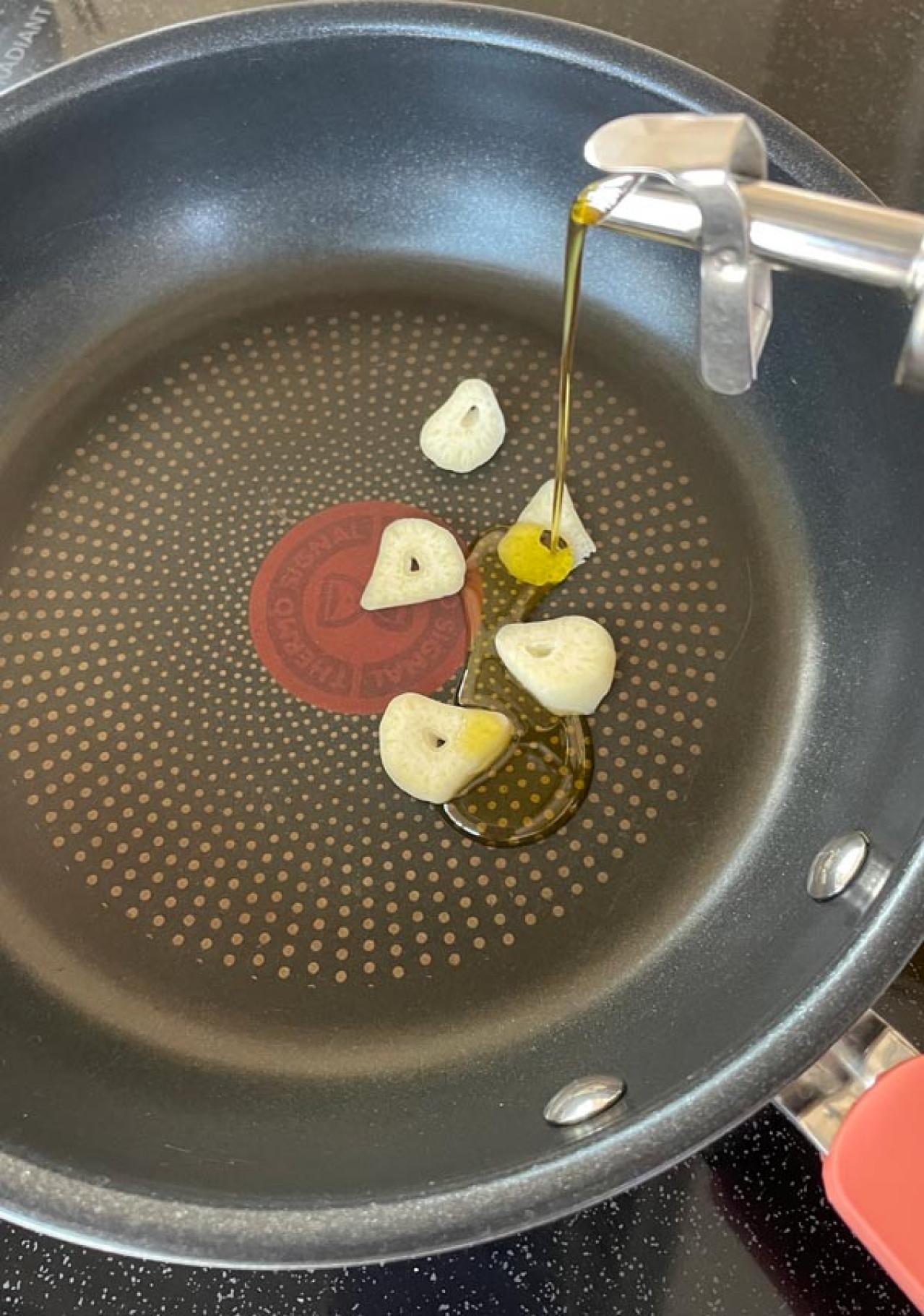 【スリコ】の「ワンハンドオイルビン」は、調理中に片手で使えて便利！プロっぽい形状＆液だれゼロで感動（画像5）