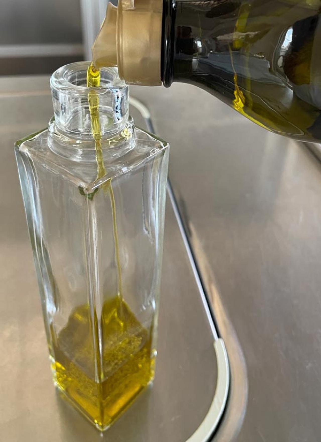 【スリコ】の「ワンハンドオイルビン」は、調理中に片手で使えて便利！プロっぽい形状＆液だれゼロで感動（画像4）