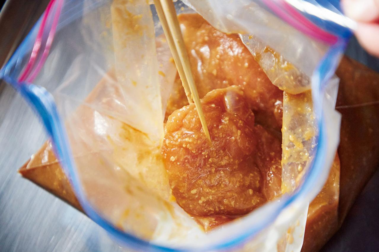 笠原将弘さんの鶏むねレシピ。シンプルに焼くだけで絶品「鶏むねのみそ漬け焼き」（画像2）