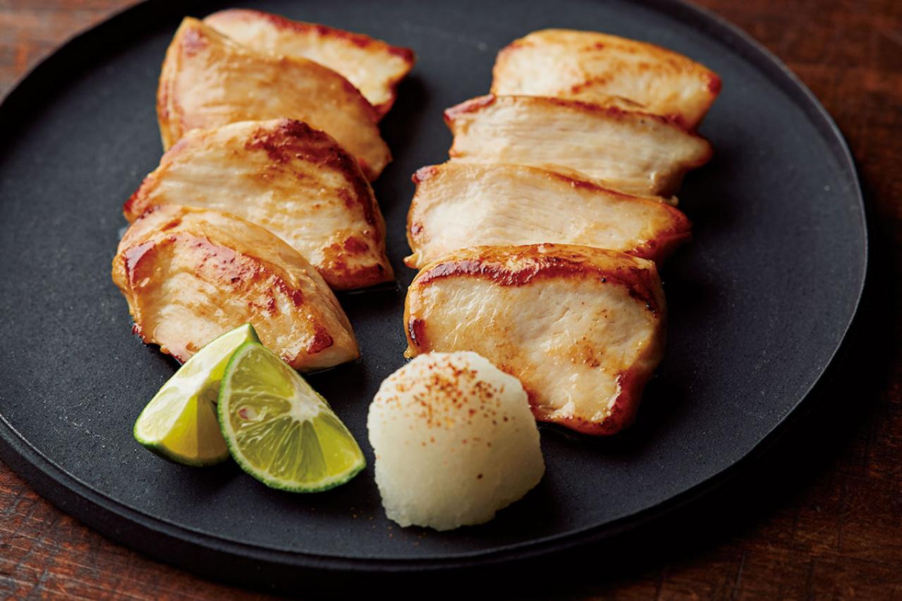 笠原将弘さんの鶏むねレシピ。シンプルに焼くだけで絶品「鶏むねのみそ漬け焼き」