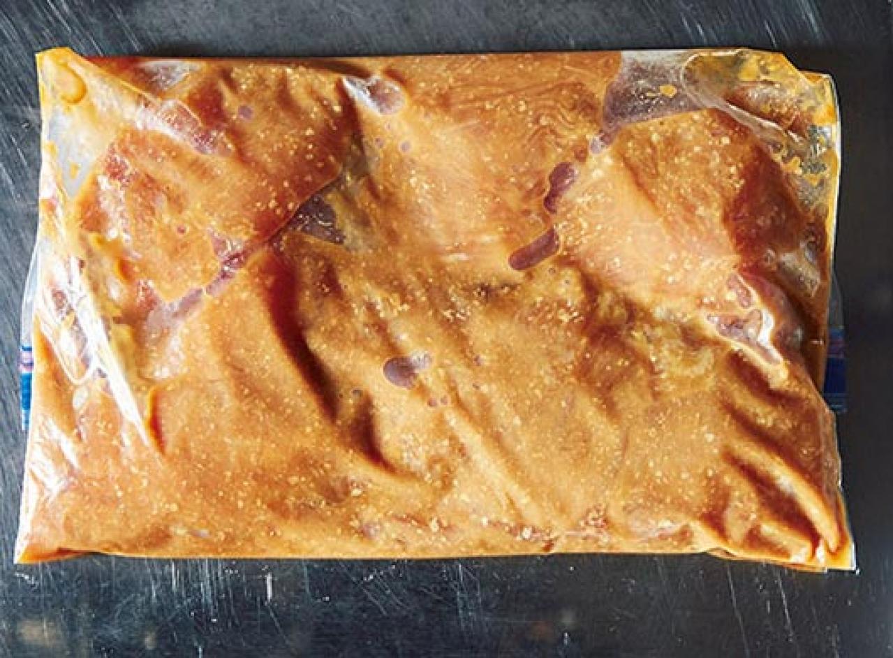 笠原将弘さんの鶏むねレシピ。シンプルに焼くだけで絶品「鶏むねのみそ漬け焼き」（画像3）