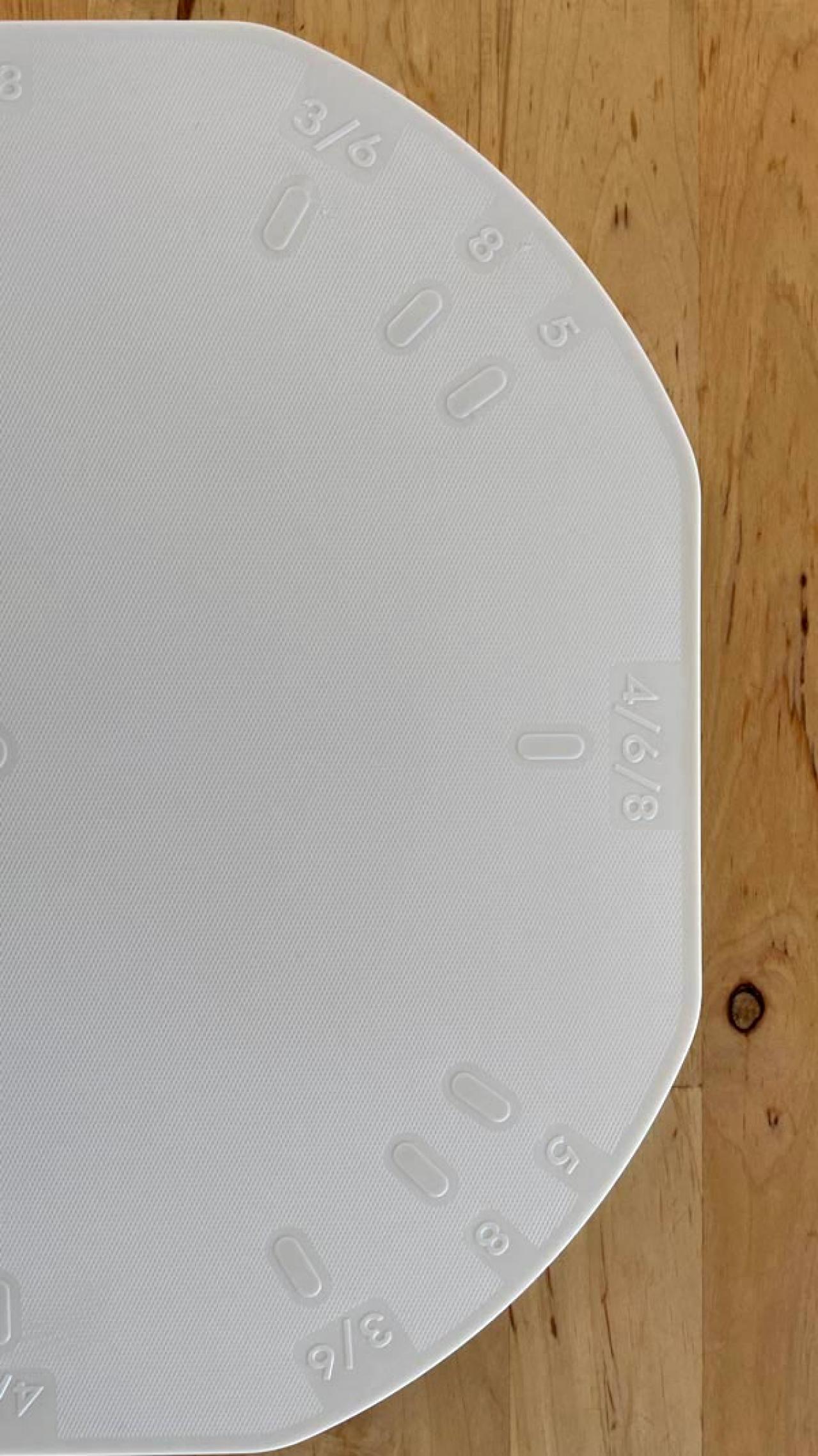 【スリコ】ホールケーキを３等分、５等分が簡単に！　目盛りつき「等分まな板」は、薄くて軽くて横幅小さめで重宝（画像3）