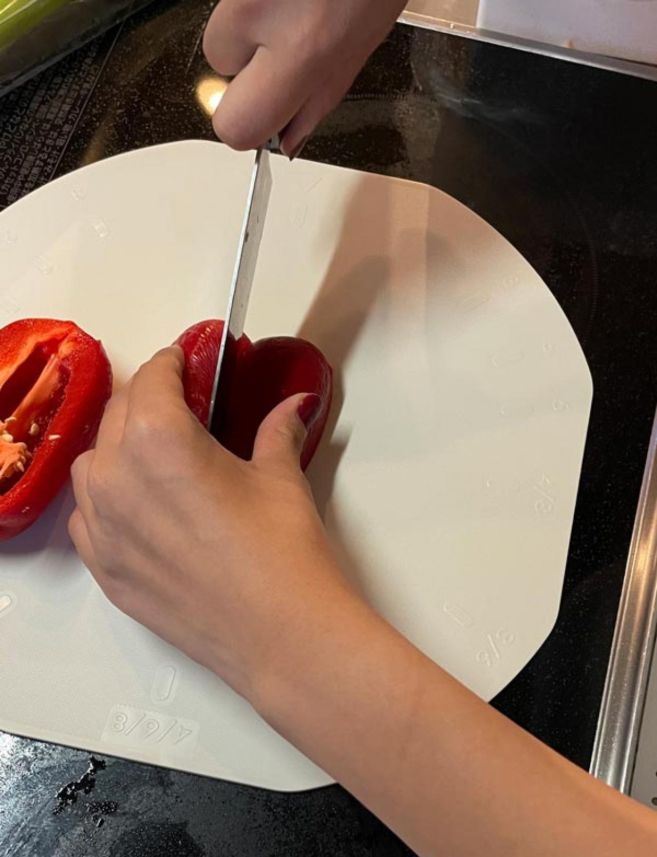 【スリコ】ホールケーキを３等分、５等分が簡単に！　目盛りつき「等分まな板」は、薄くて軽くて横幅小さめで重宝（画像4）