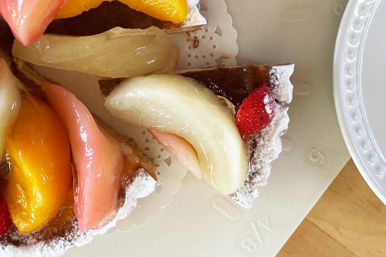 【スリコ】ホールケーキを３等分、５等分が簡単に！　目盛りつき「等分まな板」は、薄くて軽くて横幅小さめで重宝