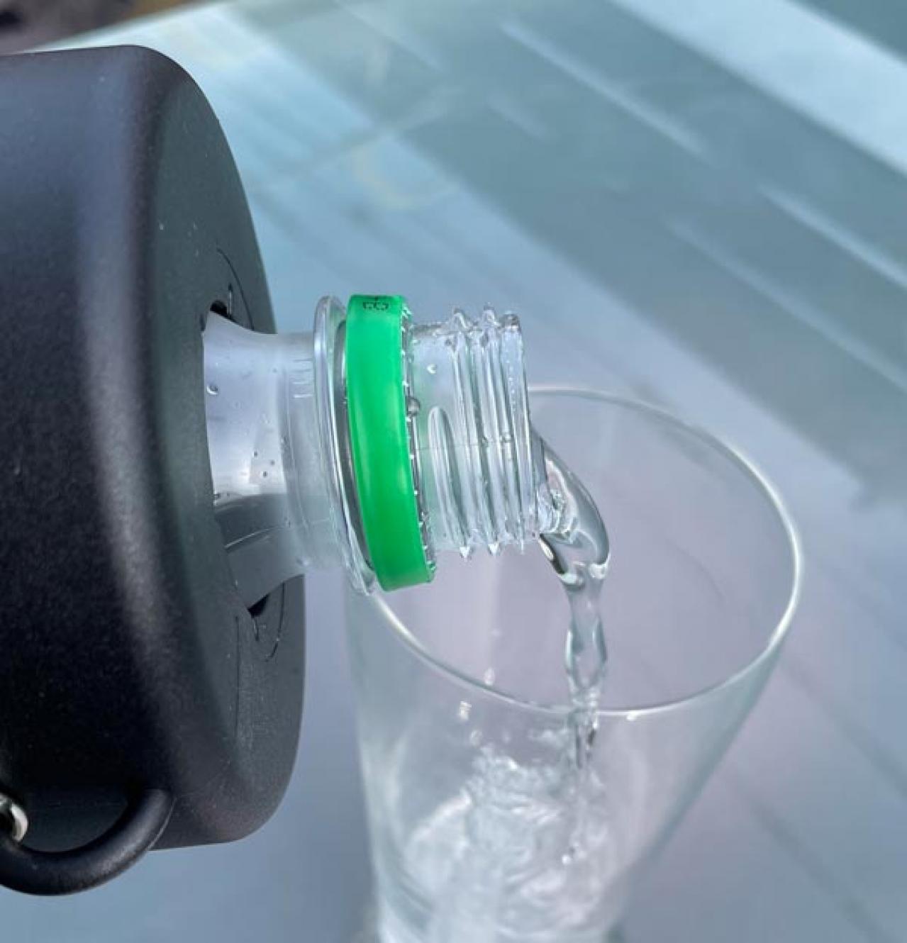 【スリコ】「ペットボトルクーラー」を使ってみた。保冷効果の実力は？ （画像4）