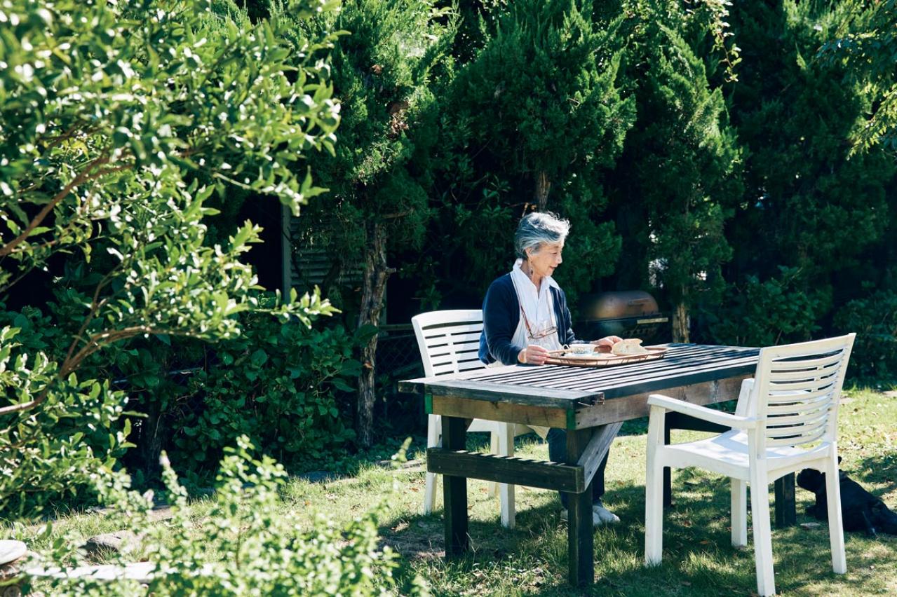 72歳・元ミス日本　伊藤千桃さんの小さくて自由な暮らし。「自然の中に身を置いて、目の前のことにこつこつと精を出す毎日」