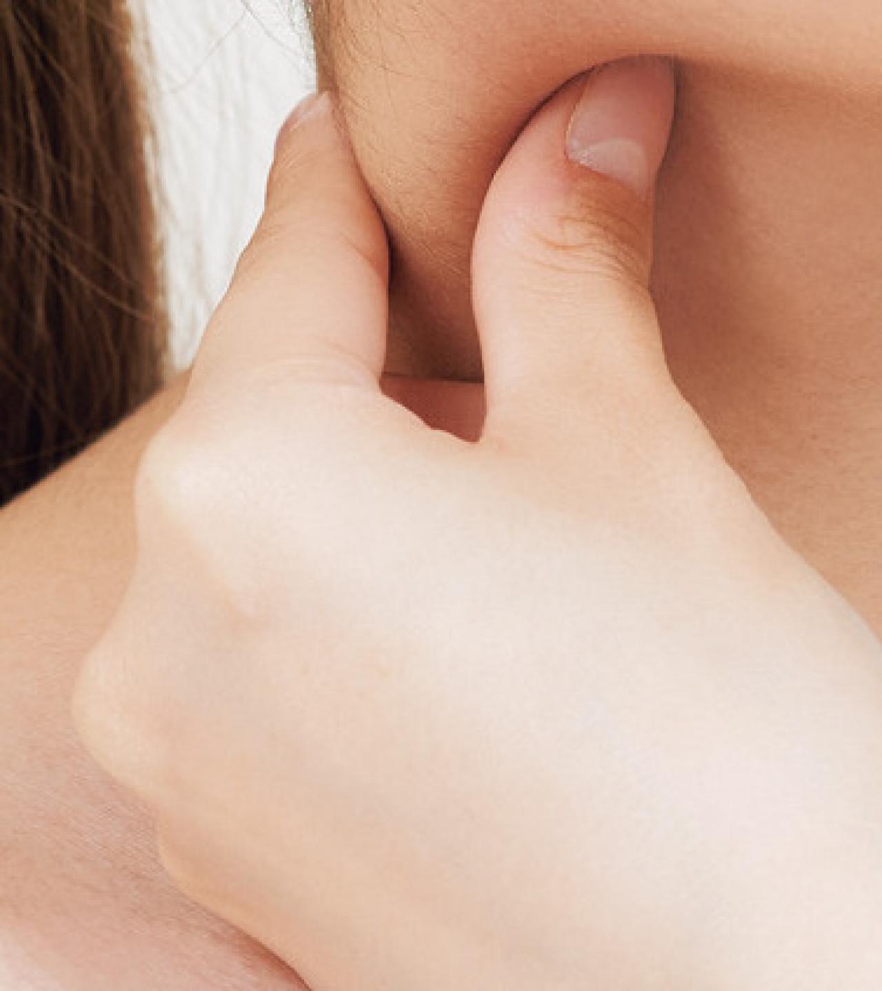 キュッとした小顔になると今、話題の【顔面縮小マッサージ】（画像8）