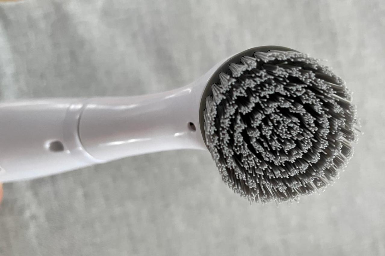 【スリコ】の電動ブラシでラクラク汚れ落とし！　手の疲れも解消（画像3）