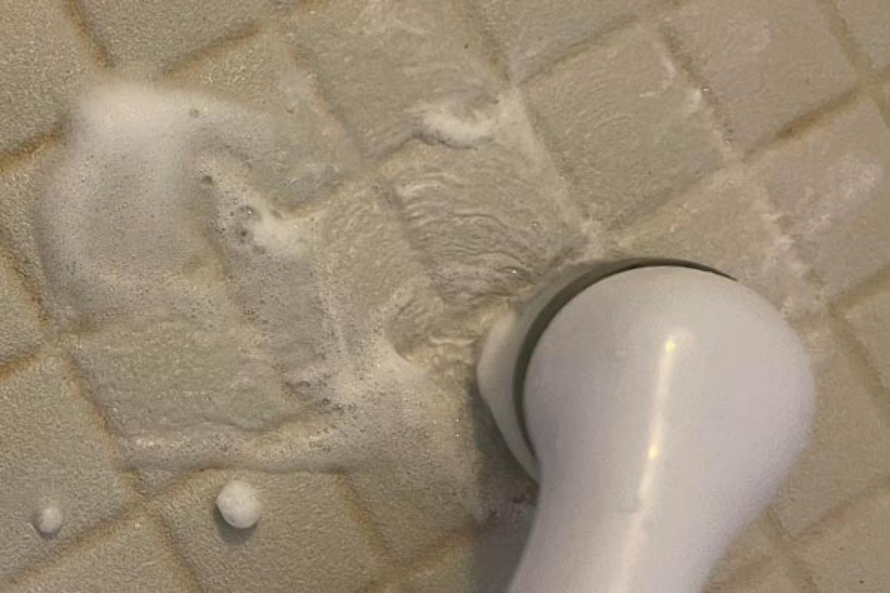 【スリコ】の電動ブラシでラクラク汚れ落とし！　手の疲れも解消（画像4）