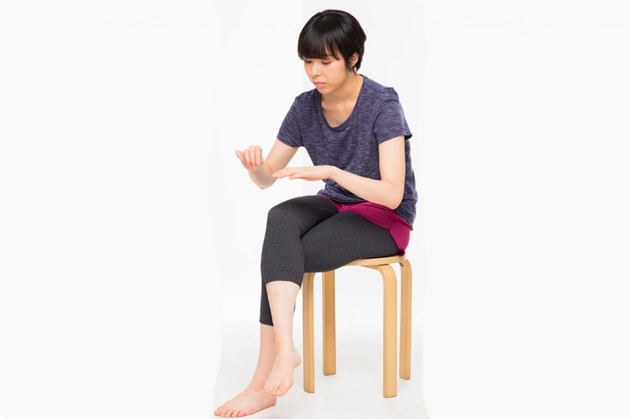 つい脚を組んでしまう人は、腰痛になりやすい！座ってできる簡単な腰痛予防法
