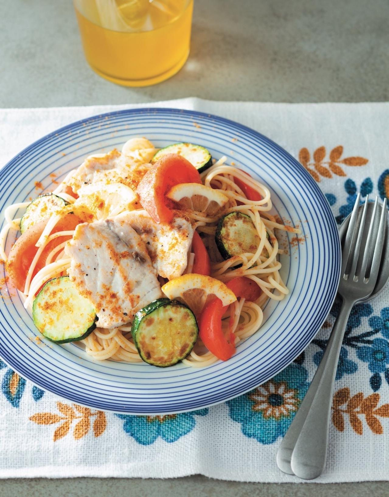 夏野菜とたんぱく源がたっぷりの【冷製パスタ】レシピ2選「トマトレモン」「梅青じそ」（画像2）