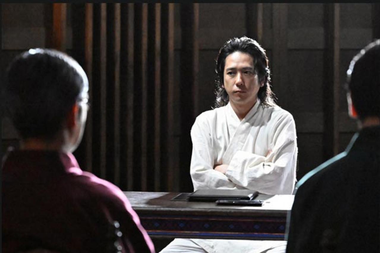 【VIVANT第６話】バナナに華麗な串刺し。堺雅人と松坂桃李の息ぴったりコンビに注目が集まる（画像2）