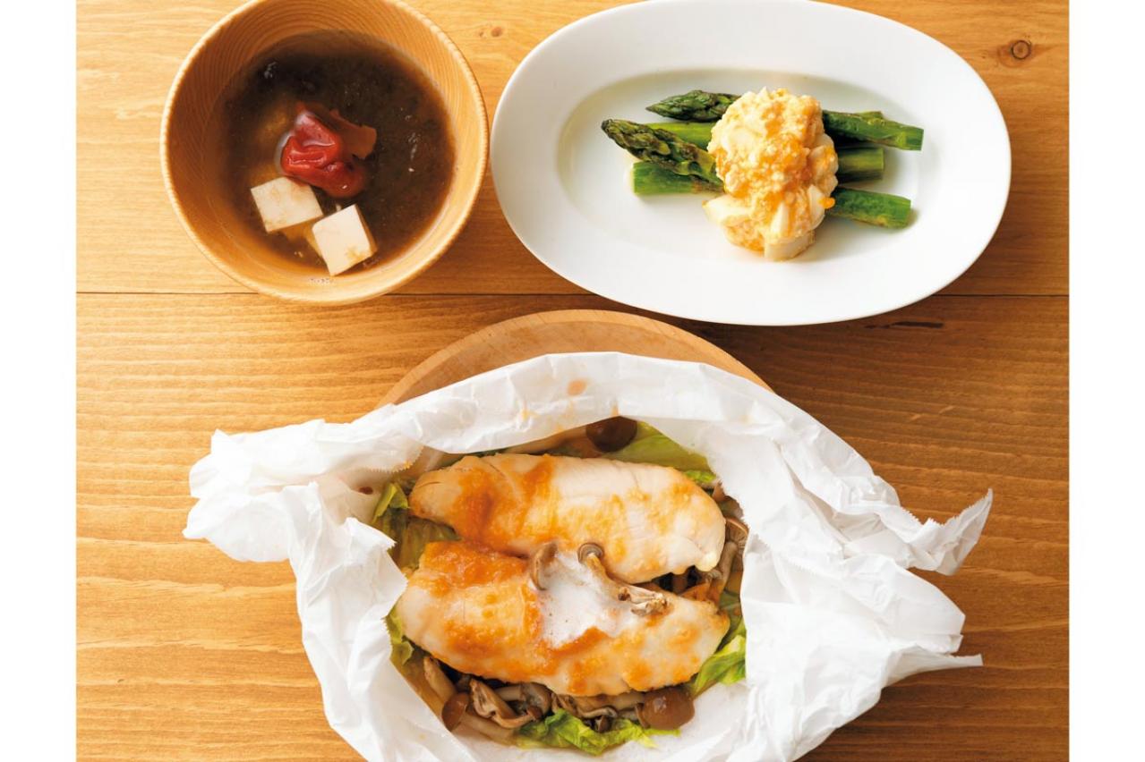 【ダイエット献立】たんぱく質たっぷりの「ささ身のみそバターレンチン包み蒸し」。1人分の材料費199円以下で節約にもなる！