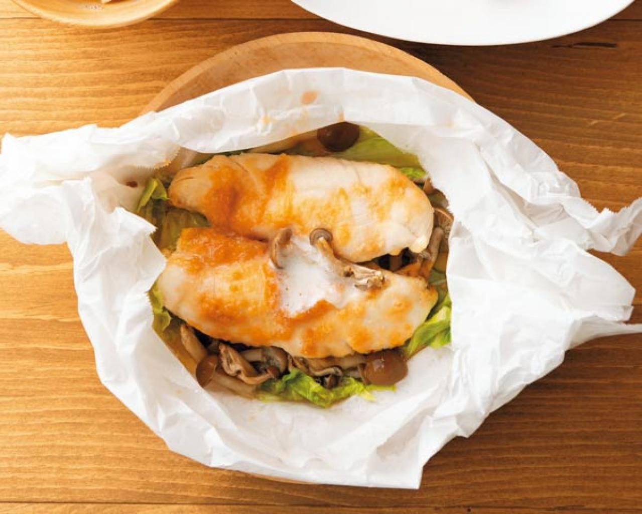 【ダイエット献立】たんぱく質たっぷりの「ささ身のみそバターレンチン包み蒸し」。1人分の材料費199円以下で節約にもなる！（画像2）