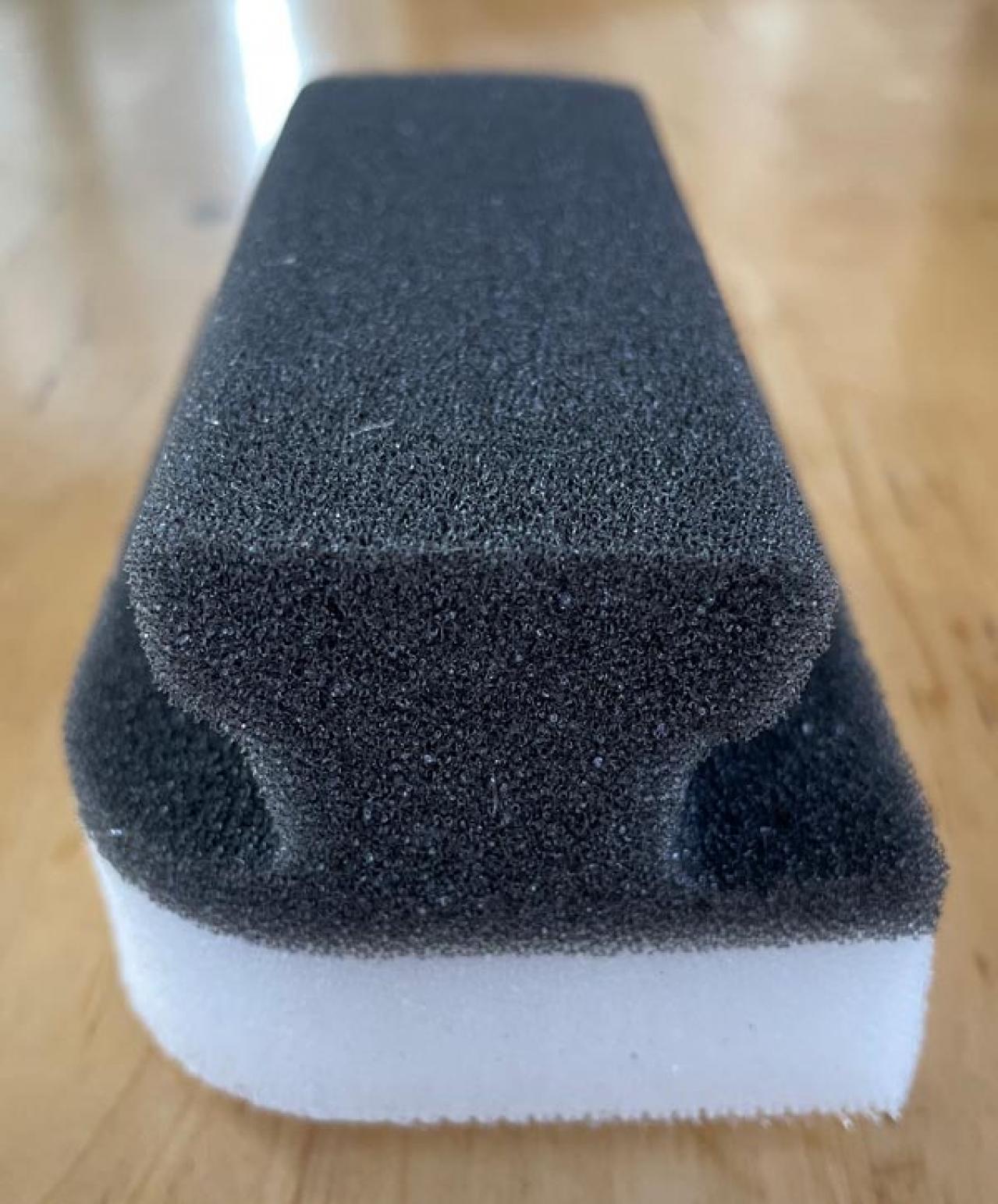 【スリコ】持ち手付きスポンジが使いやすい！シンクやまな板の汚れがラクにかき落とせる（画像3）