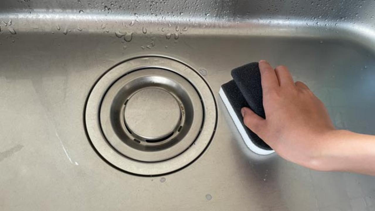 【スリコ】持ち手付きスポンジが使いやすい！シンクやまな板の汚れがラクにかき落とせる（画像6）