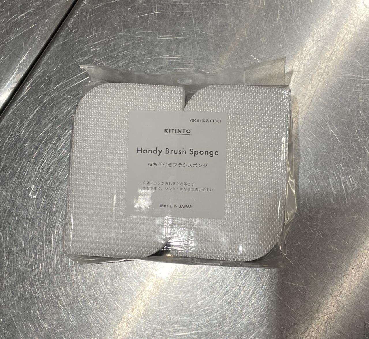 【スリコ】持ち手付きスポンジが使いやすい！シンクやまな板の汚れがラクにかき落とせる（画像2）