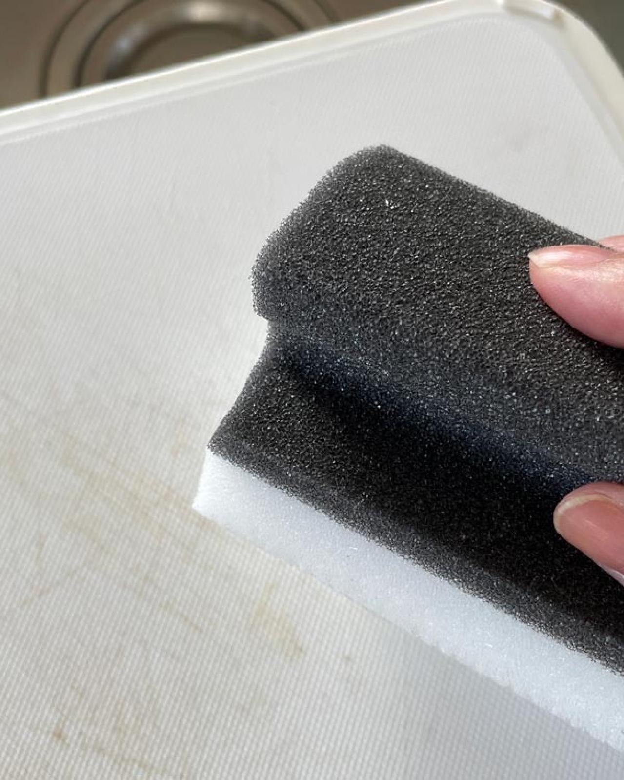 【スリコ】持ち手付きスポンジが使いやすい！シンクやまな板の汚れがラクにかき落とせる（画像5）