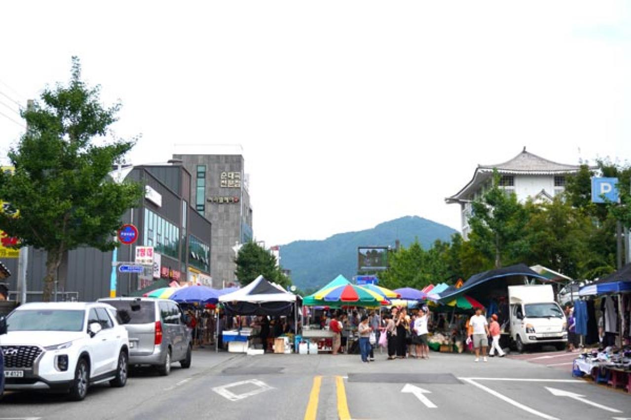 韓国ドラマ「キング・ザ・ランド」に登場した昔ながらの食堂で野菜たっぷりの定食を。地方ならではの青空市場も！（画像7）