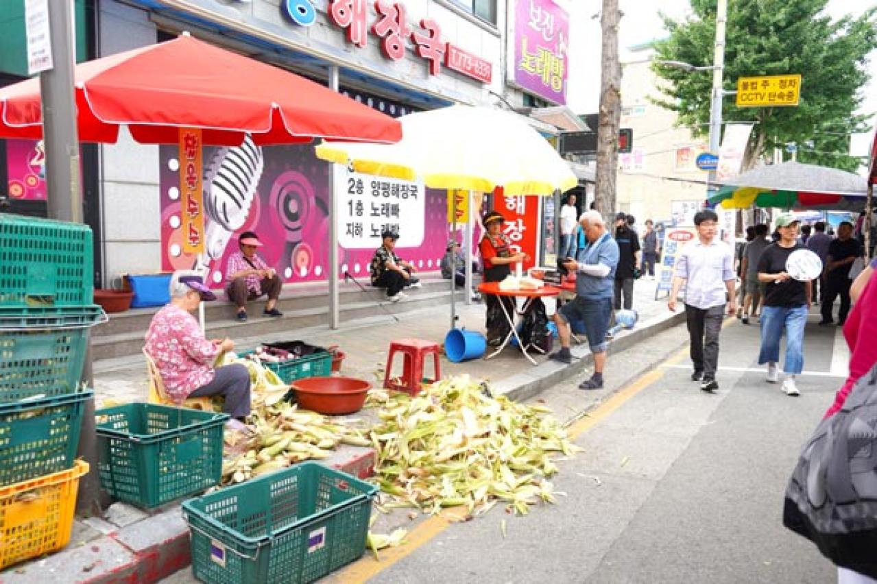 韓国ドラマ「キング・ザ・ランド」に登場した昔ながらの食堂で野菜たっぷりの定食を。地方ならではの青空市場も！（画像9）