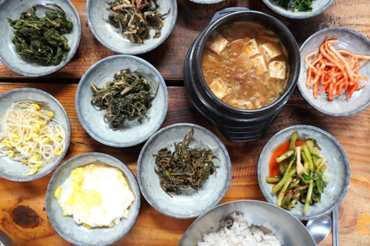 韓国ドラマ「キング・ザ・ランド」に登場した昔ながらの食堂で野菜たっぷりの定食を。地方ならではの青空市場も！（画像2）