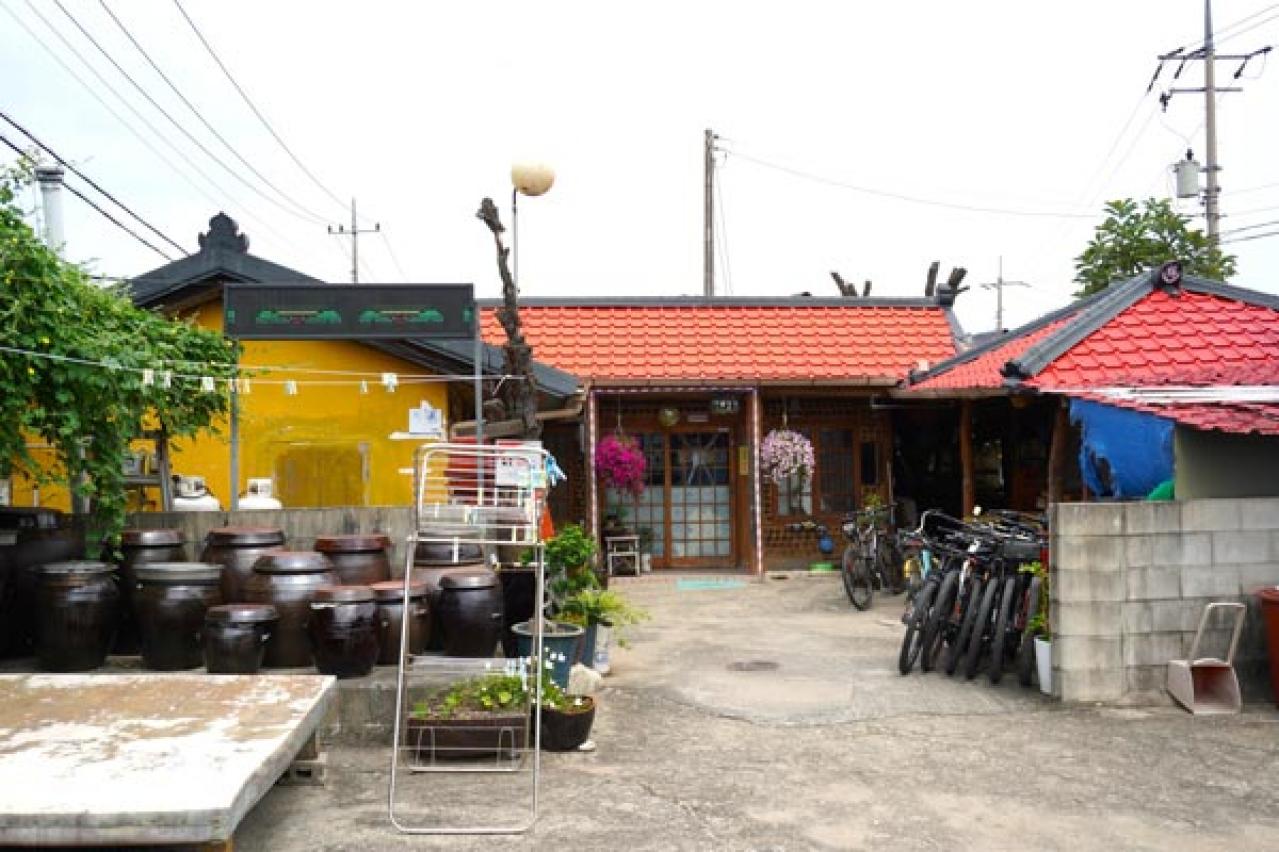 韓国ドラマ「キング・ザ・ランド」に登場した昔ながらの食堂で野菜たっぷりの定食を。地方ならではの青空市場も！（画像6）