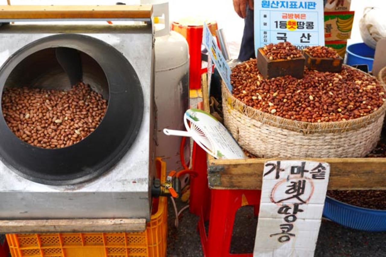韓国ドラマ「キング・ザ・ランド」に登場した昔ながらの食堂で野菜たっぷりの定食を。地方ならではの青空市場も！（画像11）